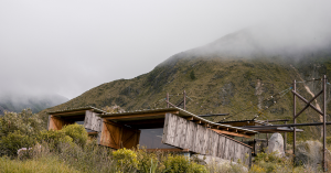 【永續旅宿】厄瓜多巴尼奧斯德阿瓜聖塔｜在採石場住一晚，遠眺火山地貌、取材新舊物件的生態旅宿